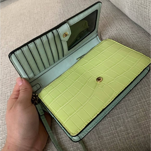 Victoria’s Secret Phone Wristlet - Picture 2 of 4